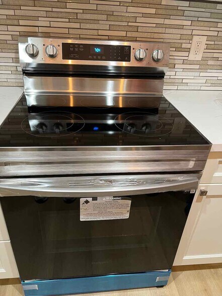 Brand new Samsung electric range with glass cooktop - 3183 Wayside Plz
