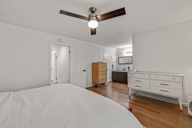 Building Photo - Large, Remodeled 3Bed/2.5Ba Townhome in Ha...