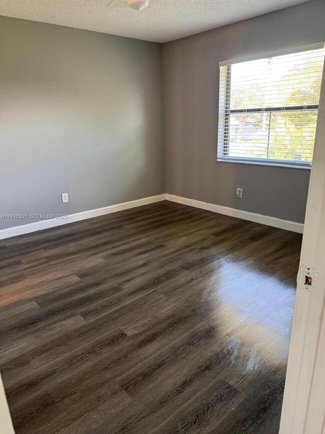 Building Photo - 617 Ixoria Ave