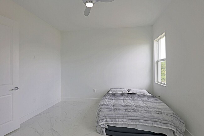 Building Photo - Duplex-929 Eisenhower Blvd Lehigh Acres, F...