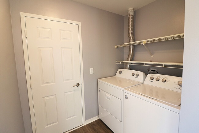 Building Photo - 590 Le Parc Cir