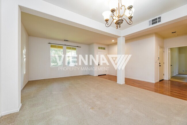 Building Photo - Spacious 4 Bedroom Home in Desirable Neighborhood