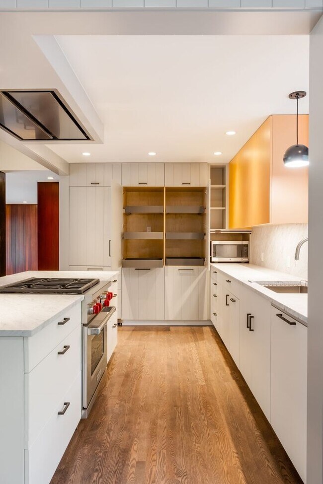 Building Photo - 3Bd/1.75Ba Shoreline Home