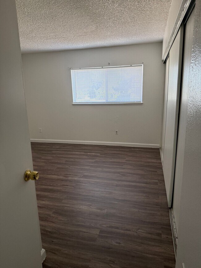 Building Photo - Stunning 2 Bed Condo in Highland | 1 Bath ...