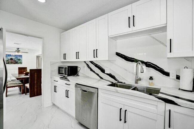 Building Photo - 1633 SE 5th Ct