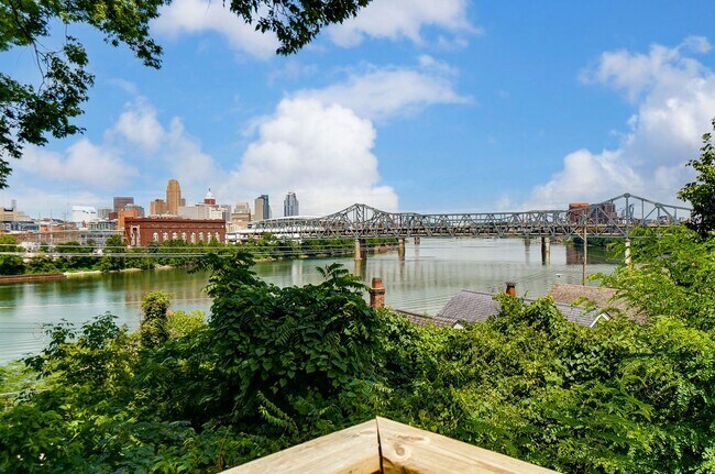 Building Photo - 2 Bedroom, 1 Bath With Amazing Views!