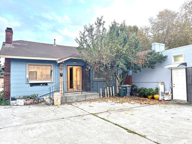 Building Photo - 5 Bed/2 Full Baths W/Washer&Dryer Hook Ups!