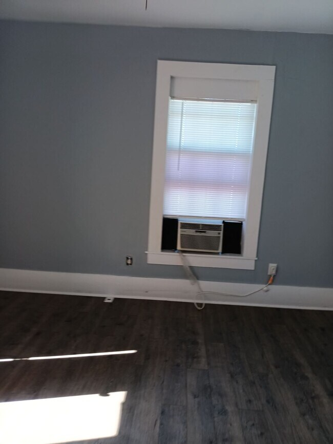 Building Photo - 215 W King Ave