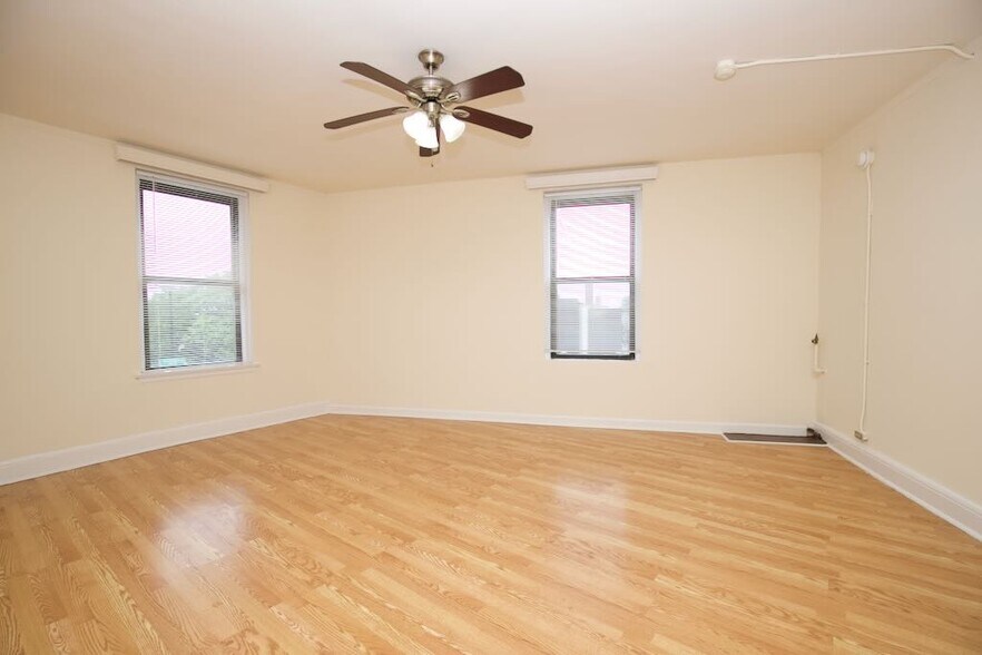 Building Photo - 3335 W Diversey Ave