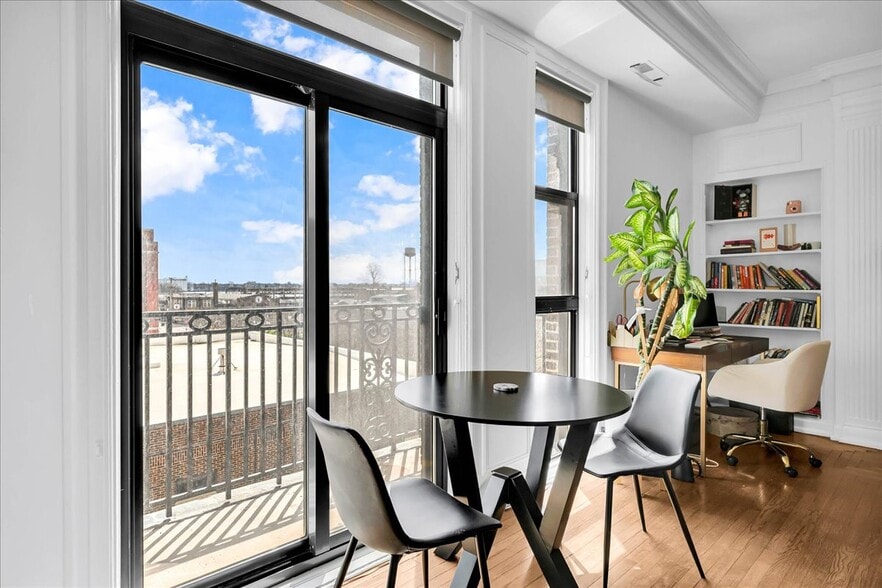 Building Photo - 2900 E Jefferson Ave