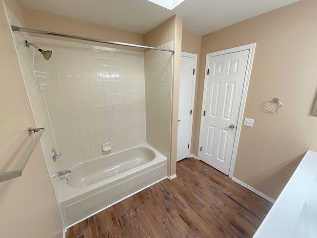 Building Photo - 5 Bedroom Home Available Near Research Pkw...