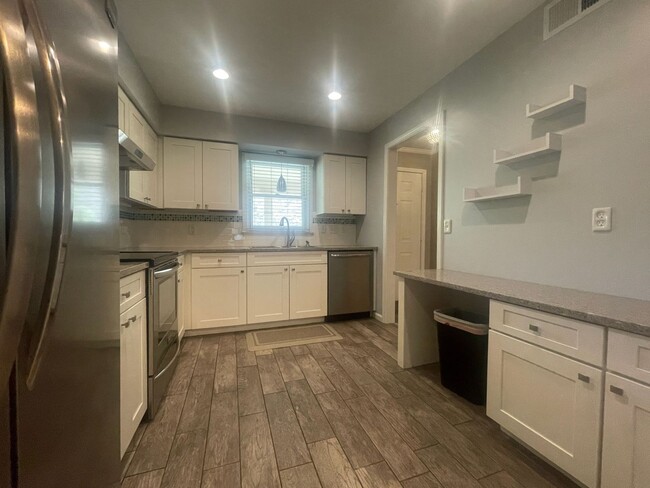 Building Photo - Beautifully renovated 2/2 in Bellevue! **M...