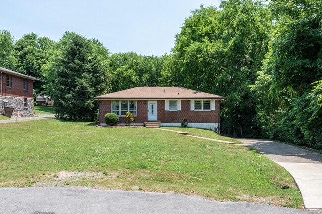 Building Photo - 1221 Harwood Dr