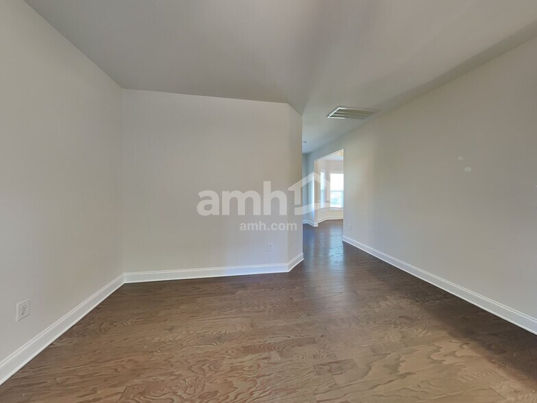 Building Photo - 102 White Ash Ln