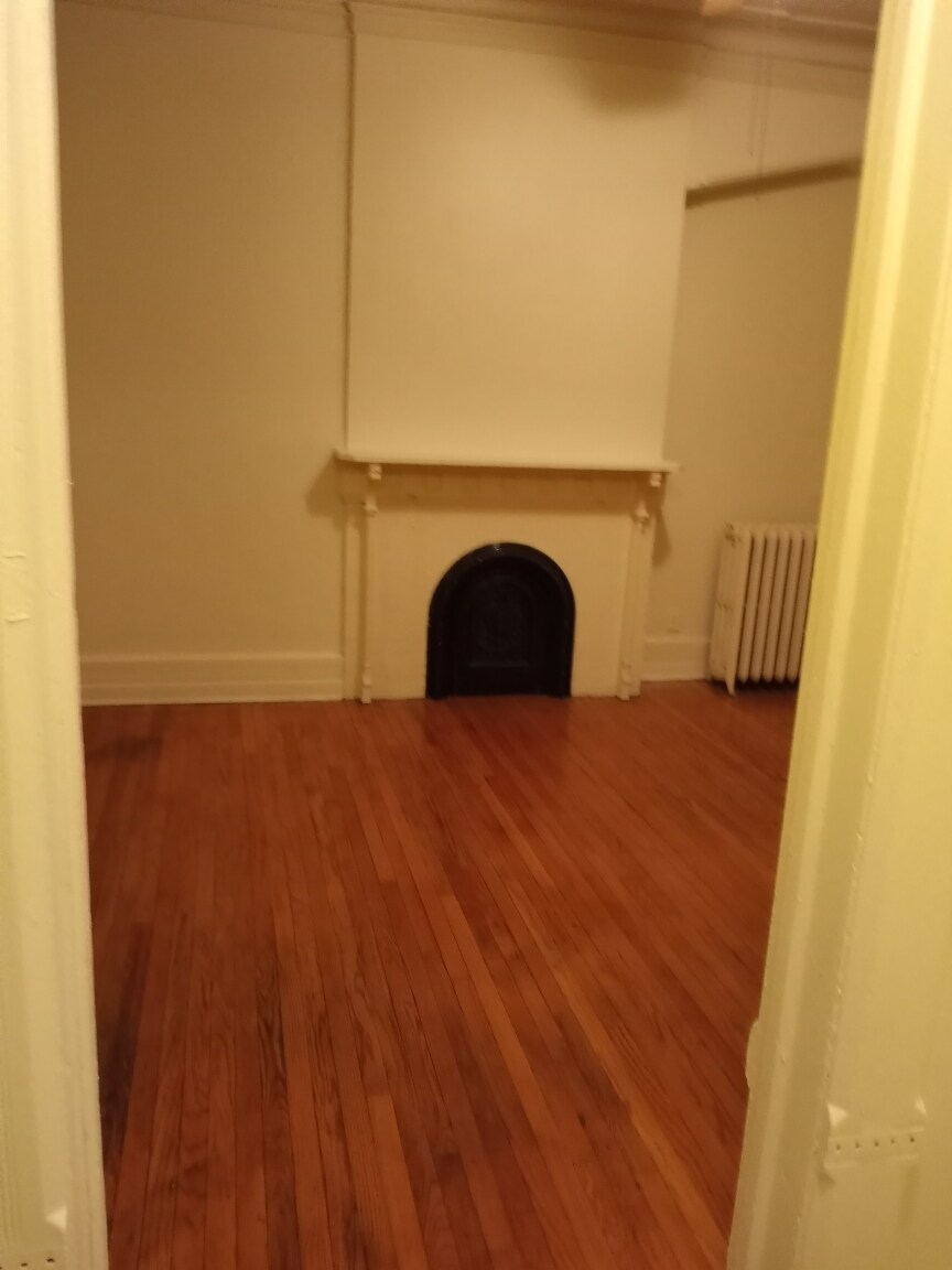 entry living room view - 288 Washington Ave