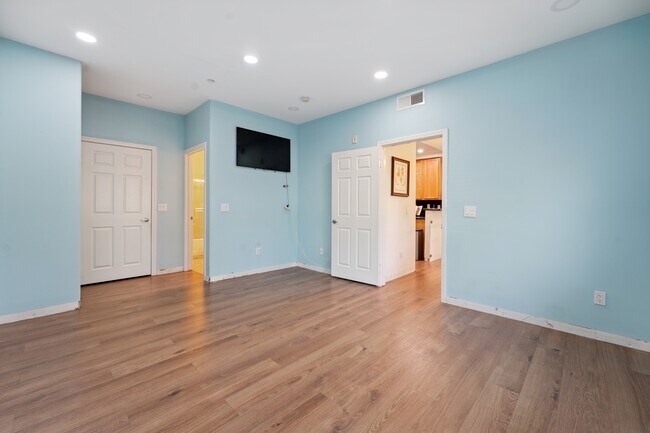 Building Photo - 9610 Zelzah Ave