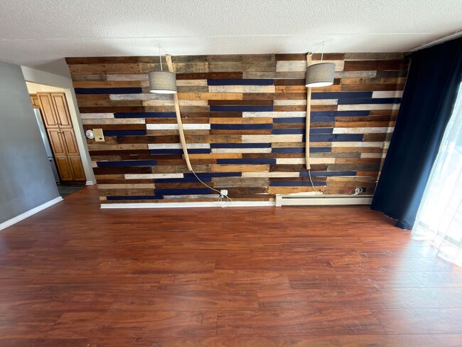 Building Photo - Spacious 2 bedroom, 1 bathroom condo apartment on third floor