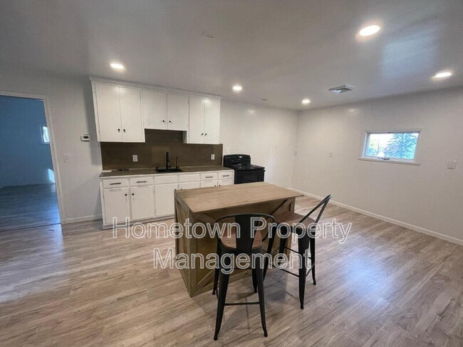 Building Photo - 272 River Rd