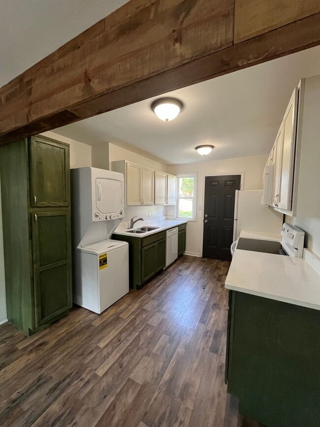 Building Photo - 2BR/1BA Renovated Triplex Unit – Prime Loc...