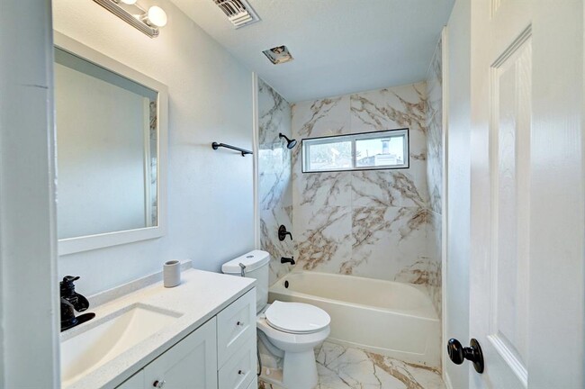 Building Photo - 12915 Stratford Heights Dr