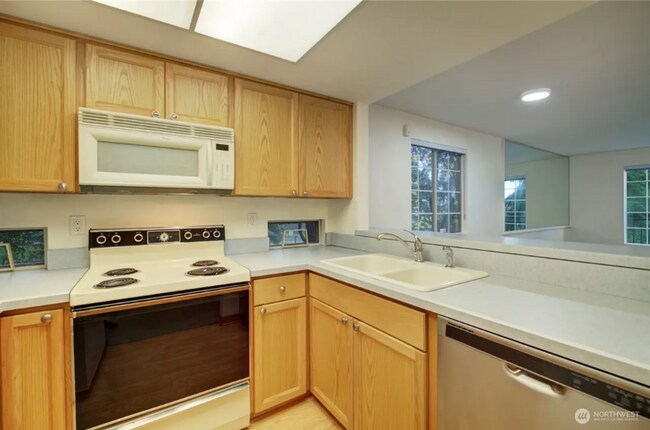 Building Photo - 2 Week Move In Special - Beautiful Edmonds...