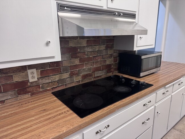 Building Photo - 2118 Westbrook Ave