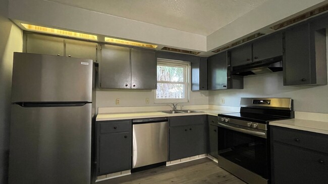 Building Photo - Move-In Ready! Charming 3-Bed 2-Bath Singl...