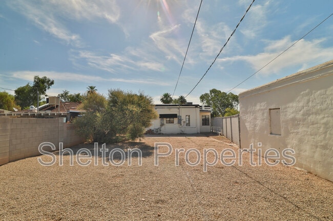 Building Photo - 1802 N Laurel Ave