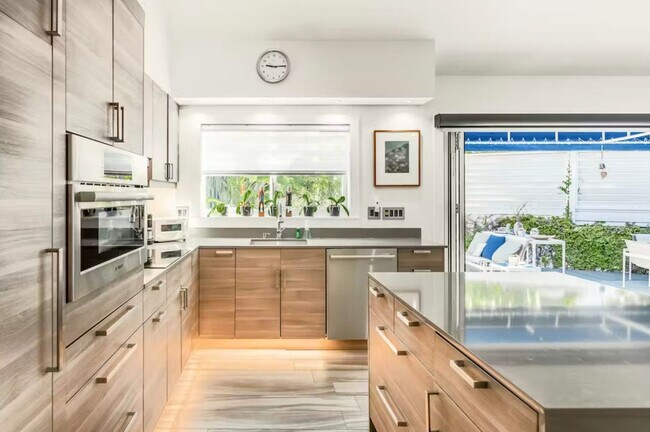 Building Photo - 629 Elizabeth St