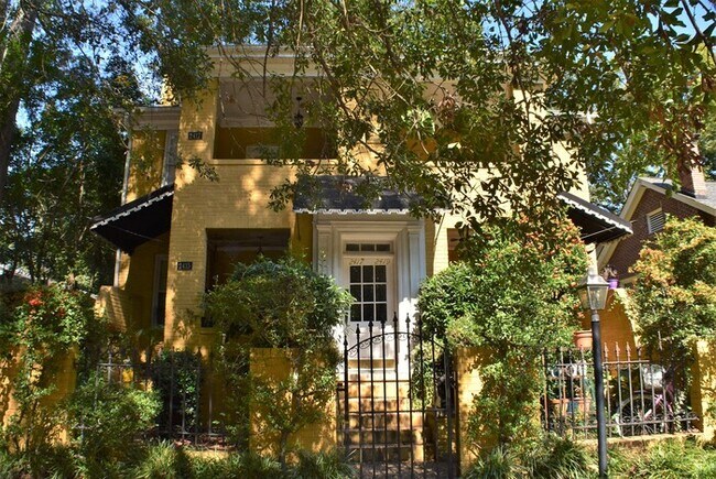 Building Photo - 2417 Blossom St