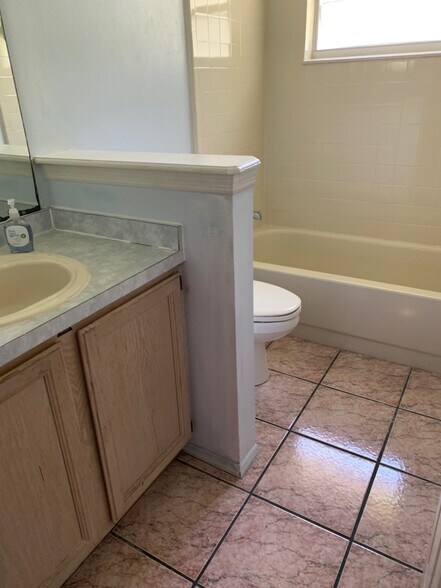 Building Photo - 1044 Henson Ct