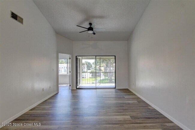 Building Photo - 1051 Country Club Dr