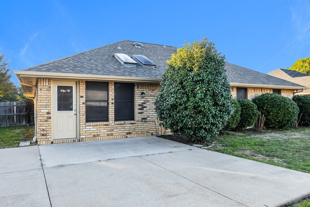 Building Photo - 1225 Cozby St W