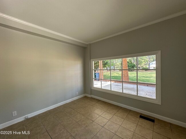 Building Photo - 106 Lake Dr