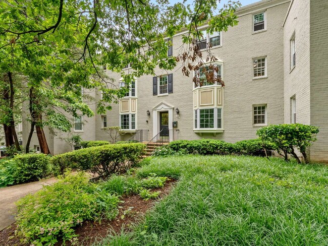 Building Photo - Sought-After fully remodeled Park Glen Condo Living in Arlington!