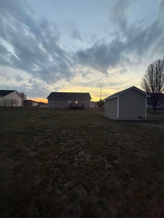 Building Photo - 3 Bed/2 Bath House with 2 Car Garage