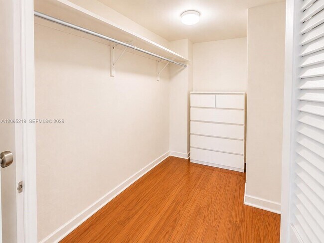 Building Photo - 250 Jacaranda Dr