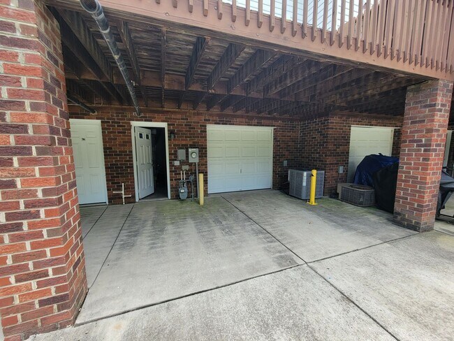 Building Photo - 2 Bedroom 3.5 Bathroom Town home located in the Oak Ridge Meadows Neighborhood