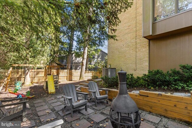 Building Photo - 9411 Fernwood Rd