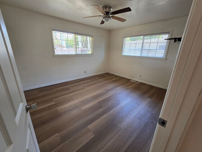 Building Photo - HOME FOR RENT