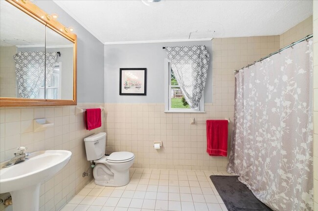 Building Photo - Spacious Home with Amazing Fenced Yard in ...
