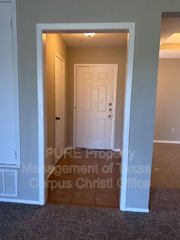 Building Photo - 702 Alhambra Dr