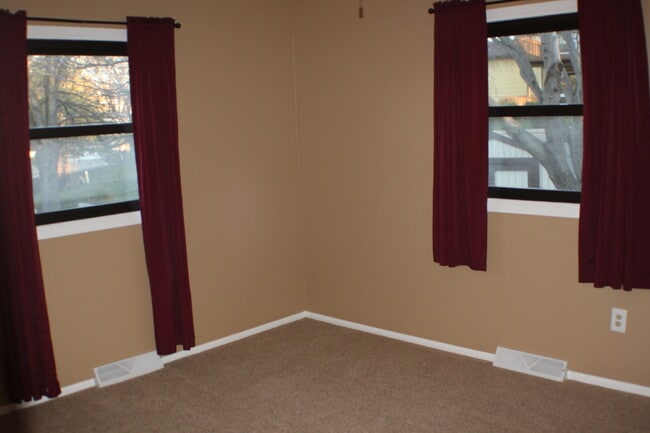 Building Photo - NW Rochester home available now! Very Nice...