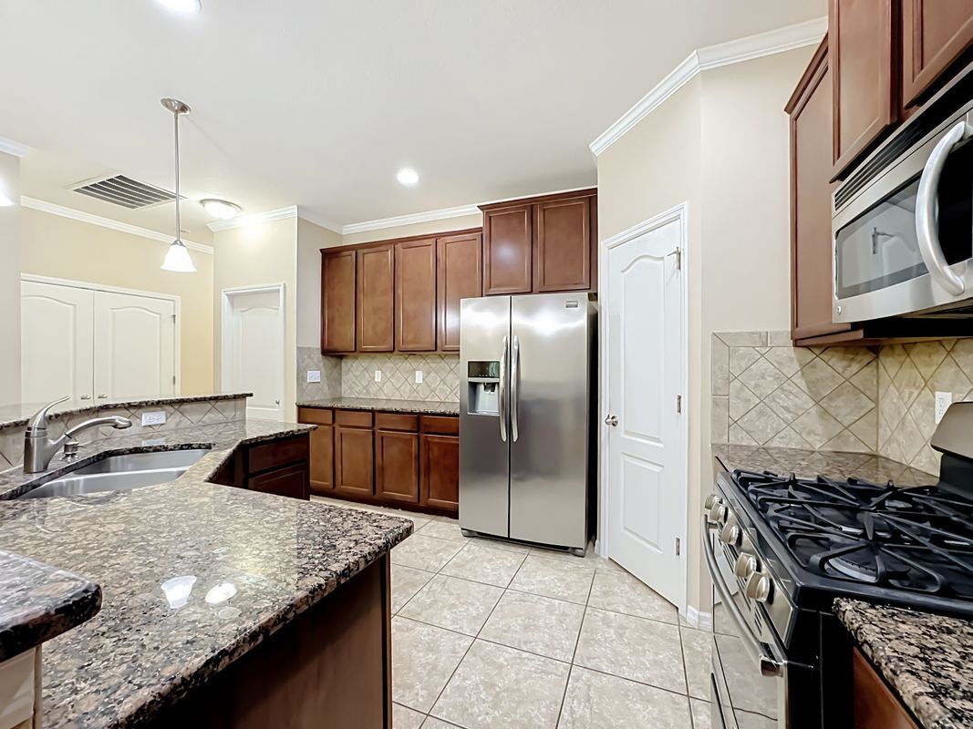 Building Photo - 7434 Surrey Pines Dr