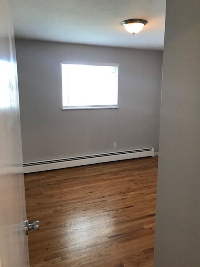 Building Photo - Bright & Beautiful Top Floor 2-bedroom 1 Bath Across Berkeley Park Lake