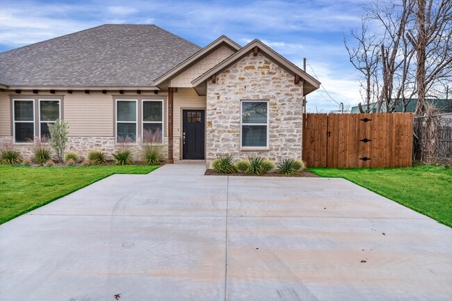 Building Photo - 404 Lake View St