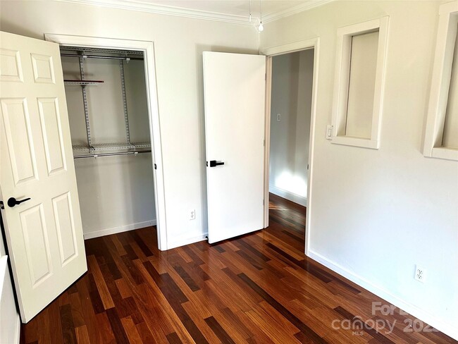 Building Photo - 2054 Hickory Hills Dr