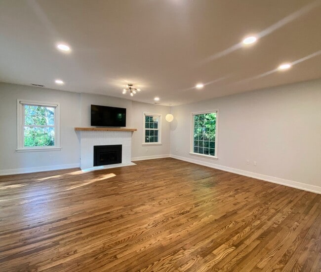 Building Photo - Gorgeous 2 bed home on the lake!!!