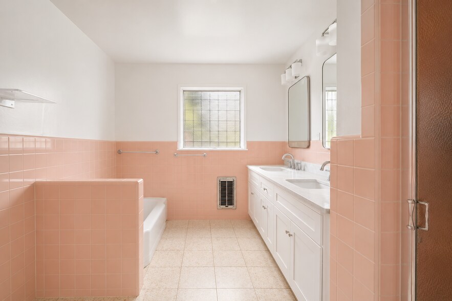Building Photo - 9149 Hillsboro Dr