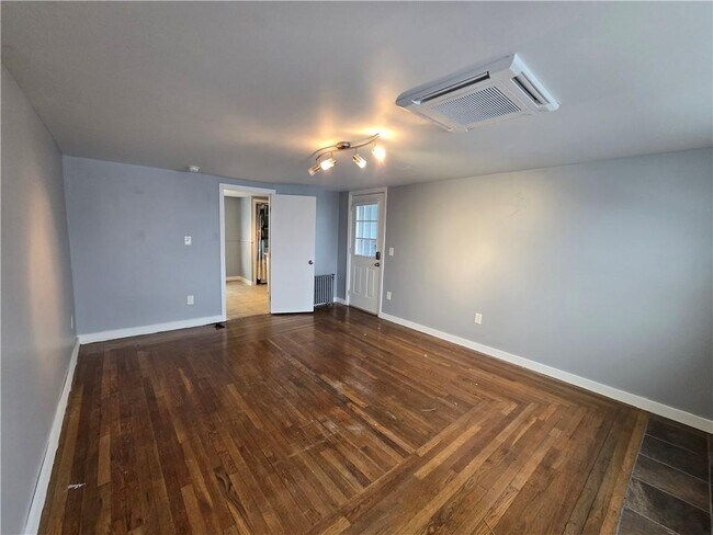 Building Photo - 968 Elm St